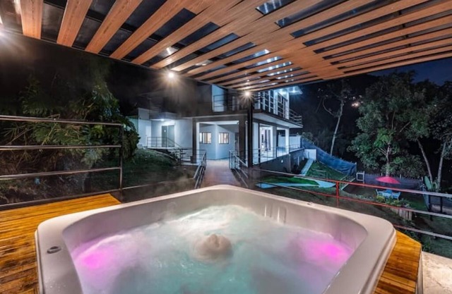 Poblado Mansion With Hot Tub & A/C Sleeps 10