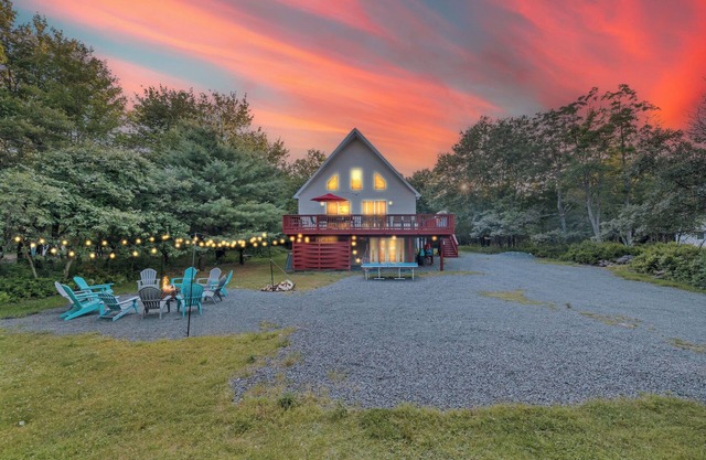 "Pocono Antilia" 7 BR Chalet Sleep 18 w/Hot Tub, Sauna & Game Room