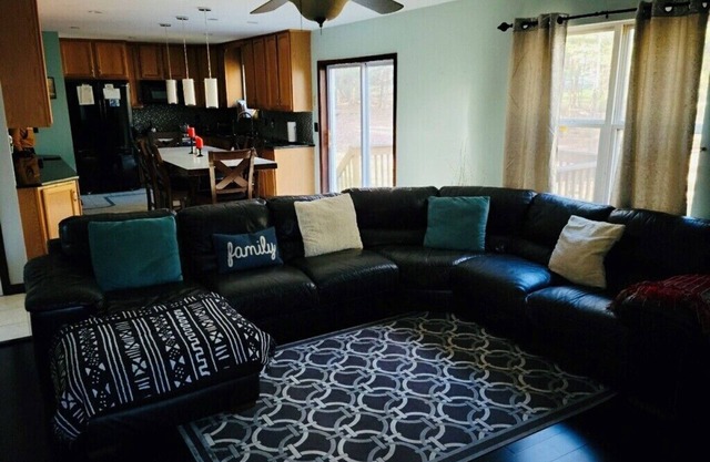 Pocono home close to everything- Kick back and relax in this calm, stylish space