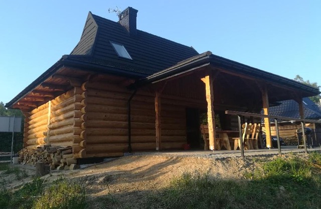 POD BRZĘCZĄCYMI TRZMIELAMI