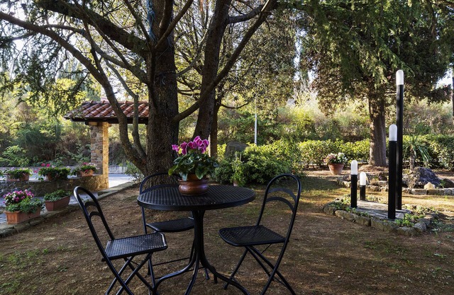 Podere La Rosa, apartment in open countryside but 5 minutes walk from the center.