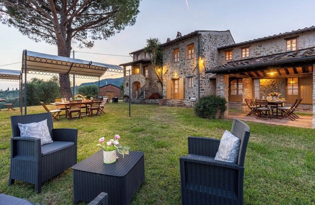 Podere Oasi, private villa with fenced pool, view, WiFi