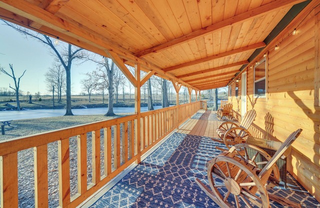 Pond-View Cabin Near Louisville on Racehorse Farm!