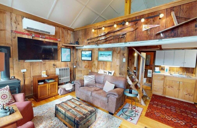 Pond View Cabin-Rustic 2 Bedroom-Sleeps 4