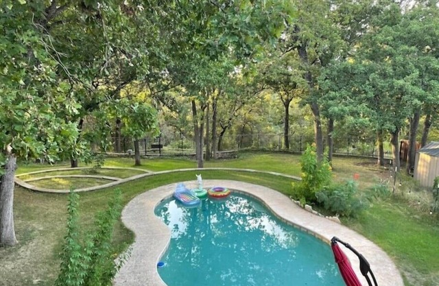 Pool, 1 Acre, Cave, 5 Bedroom Oasis in S. Austin