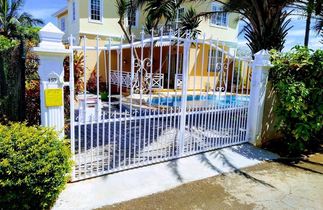 Pool Apartment In Villa ALBION West Coast