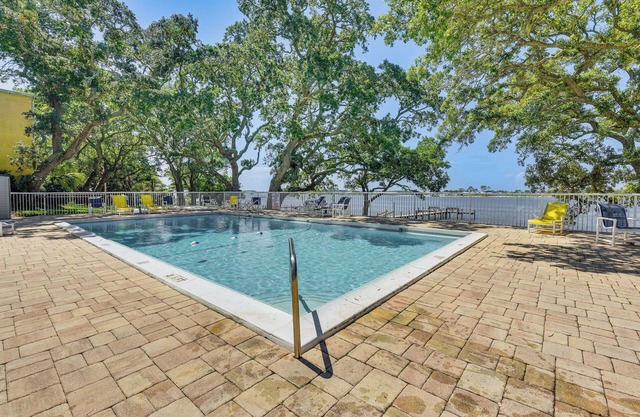 Pool & Beach Access: Lovely Mary Esther Condo!