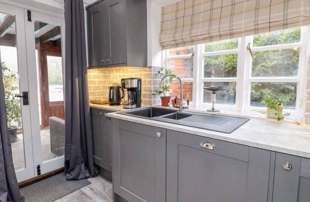 POOL COTTAGE, pet friendly, character holiday cottage in Saxilby