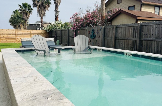 Pool & Fenced Yard in Town <> Parking <> 2 bdrm - 2 bath