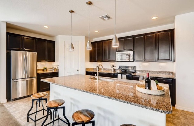 Pool Home~Sleeps 9~FIRE PIT~Near it All~BBQ~55”TV