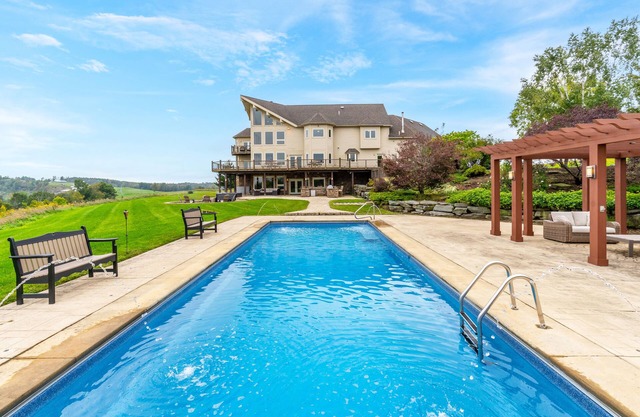Pool/Hot tub/Fire Pit/Theater+Game Rms/Epic Views/8 bdrm 5 bath Estate Sleeps 22