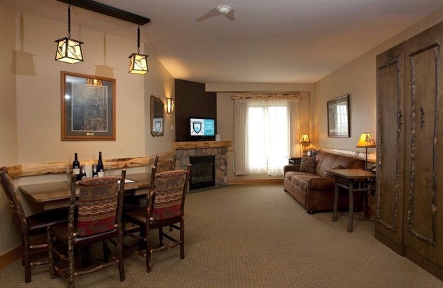 Pool, Hot Tub, Gym & Arcade | Suite + Fireplace