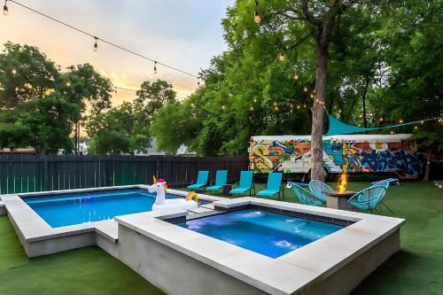 Pool Hot Tub School Bus - Downtown 5 min drive
