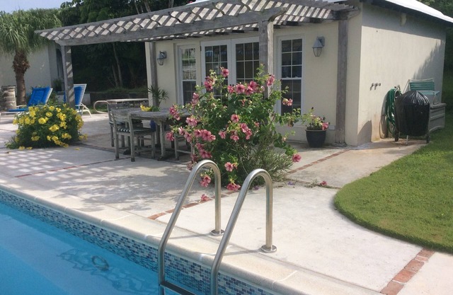 Pool House Studio In A Garden Setting + EV chargers