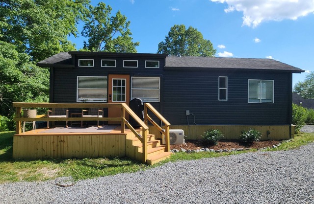 Pool is OPEN! Mountain views, hiking, biking, 25 minutes to AVL