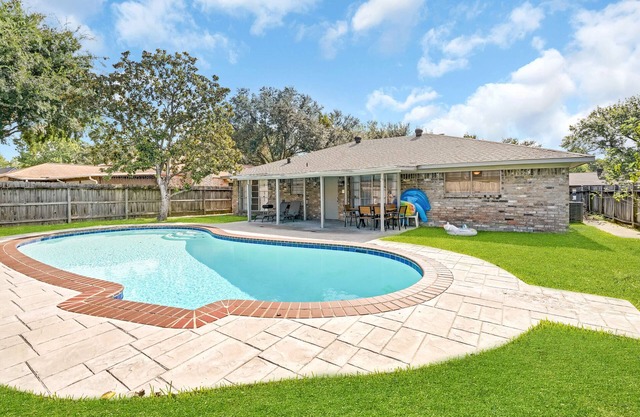 Pool-Outdoor Kitchen, Pool table,Spa, Sleeps 12. Weekly & Monthly discounts.
