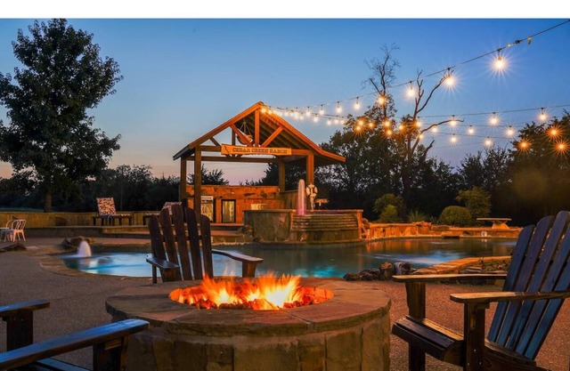 Pool,Pickle ball Courts , Sleeps Lrg Grp, Hot tub , Sauna Minutes from Lake