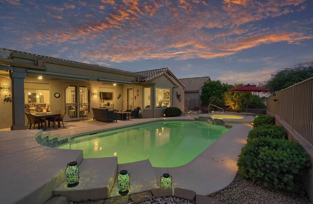 Pool & Spa: Home on Golf Course in Surprise!