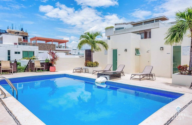 Pool Stay | Balcony | BBQ | Near Beach & Downtown