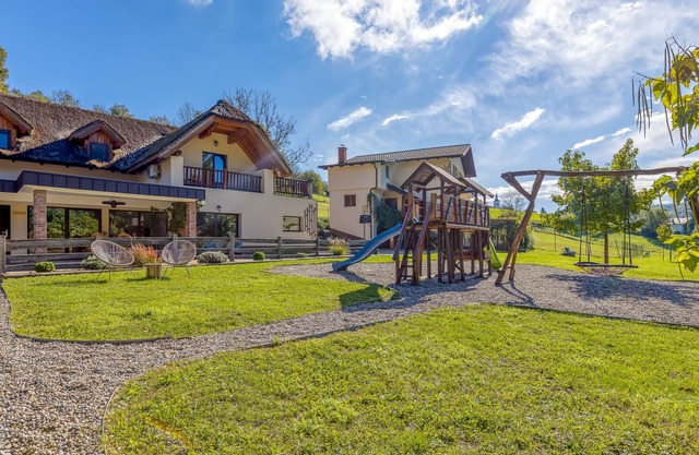 Pool Suite Sunflower, Podplat, Slovenia
