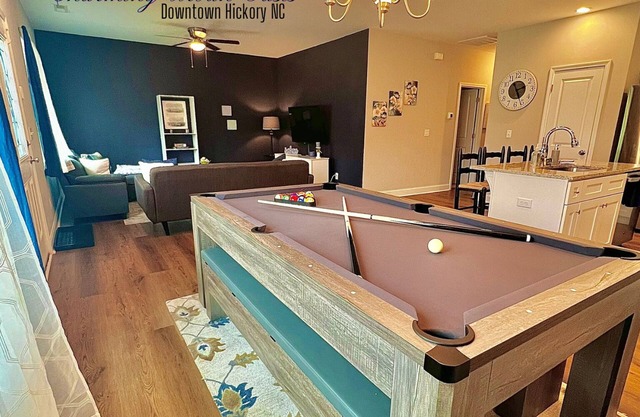 Pool Table, Cozy, Basketball hoop, Game console, loaded kitchen! Beautiful home