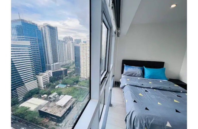 Pool x City View 2BR Loft | Wifi & Netflix | BGC