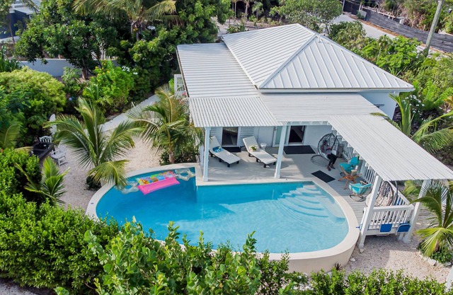 Poolhouse By The Beach - 3 Minute Walk to Grace Bay Beach. Private villa