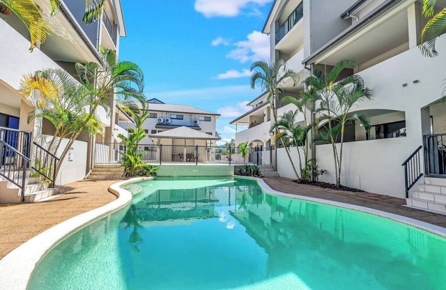 Poolside on Martyn Relax in Resort style Comfort