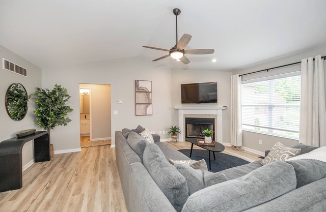 Poolside Paradise Near the Ark – Modern 5 BDR in Quiet Neighborhood