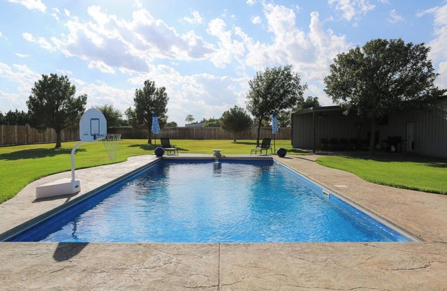 Poolside SW Vista Escape 6 Bedroom Just 20 Minutes to Tech