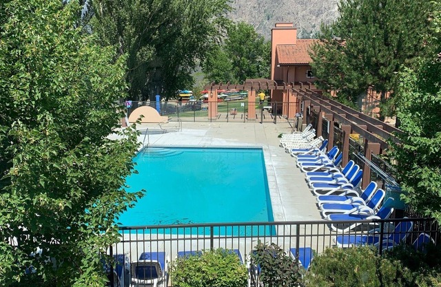 Poolside Townhome Steps from Lake, Pool, and Hot Tub
