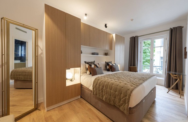 Pope, 4 stars, Luxury at 1 minute walk from the Champs-Elysées