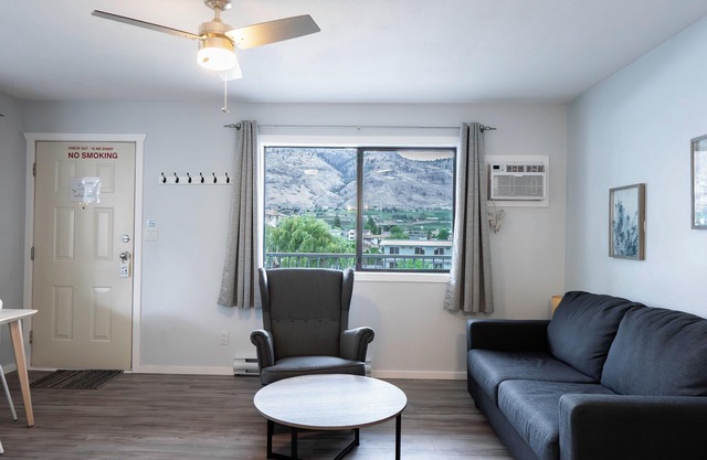 Poplars Motel on the lake