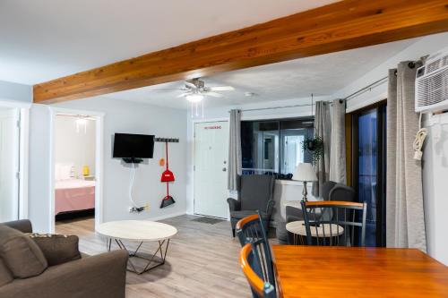 Poplars Motel on the lake