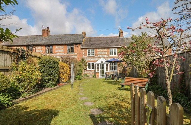 POPPY COTTAGE, family friendly, with open fire in Charlton Marshall
