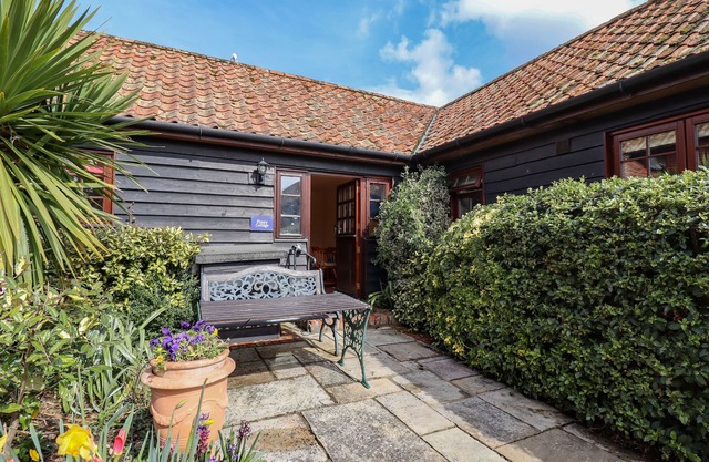 POPPY COTTAGE, pet friendly, with a garden in Little Glemham
