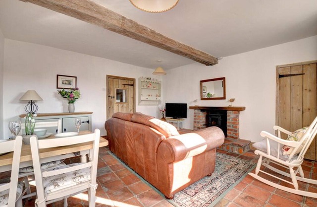 Poppy Cottage - Two Bedroom House, Sleeps 3