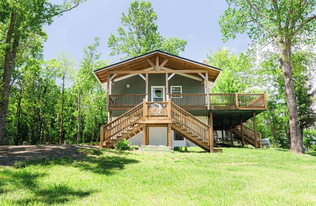 Pops Cozy Cabin w/an incredible valley view. Gas firepit, full kitchen and more