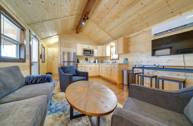 Porch & Pond Views: La Grange Cabin Retreat!