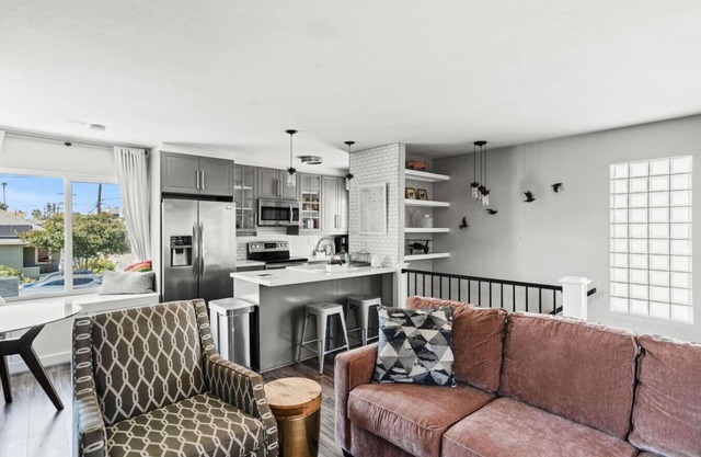 PORCHLIGHT HOME Central San Diego FREE parking