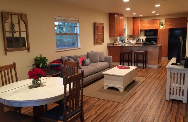 Portland Oasis! Close in country renovated cottage with Exc WIFI