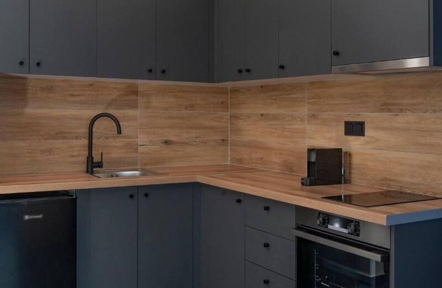 Poseidon 6: Stylish 4th-Floor Escape with Comfort, Space, and Stunning Views!