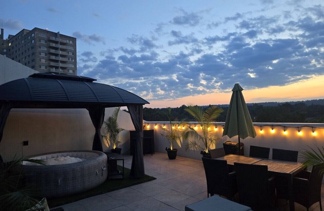 Posh Couple's Suite-Private Patio w/jacuzzi