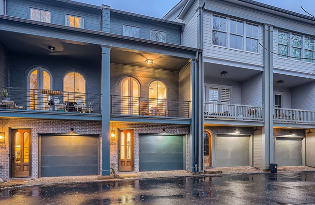Posh Townhome in Beautiful Lake Claire