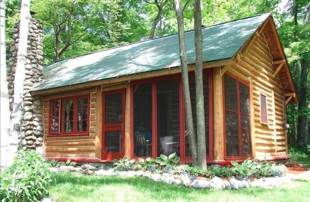 *Postcard*Adorable “Bliss” Log Cabin, Panoramic Lake Michigan and 6 Wooded Acres