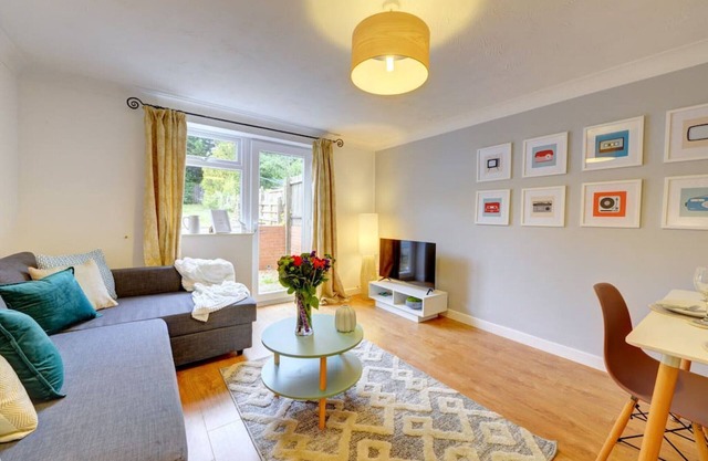 Pound House· 2 Bed House Sleeps 6 Southam Town Centre - Inspire Homes