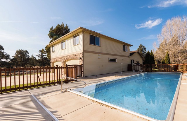 Powell by AvantStay | Secluded Home only 10 Mins from DT Bend w/Hot Tub