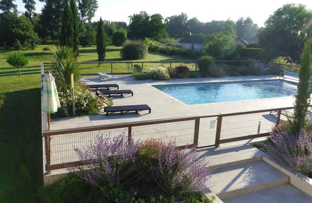 Près Bordeaux Maison rénovée 4*tout confort: calme, piscine ,parc 1ha, étang