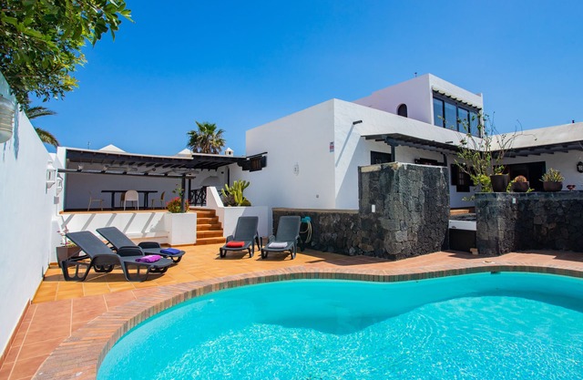 Private pool, FREE WIFI and tranquility 150 m from the beach