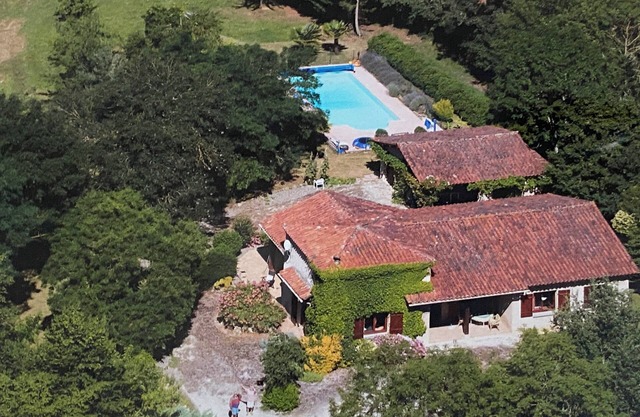 Prachtig en Rustig Gelegen Gelijkvloerse Villa in Italiaanse Stijl met Zwembad